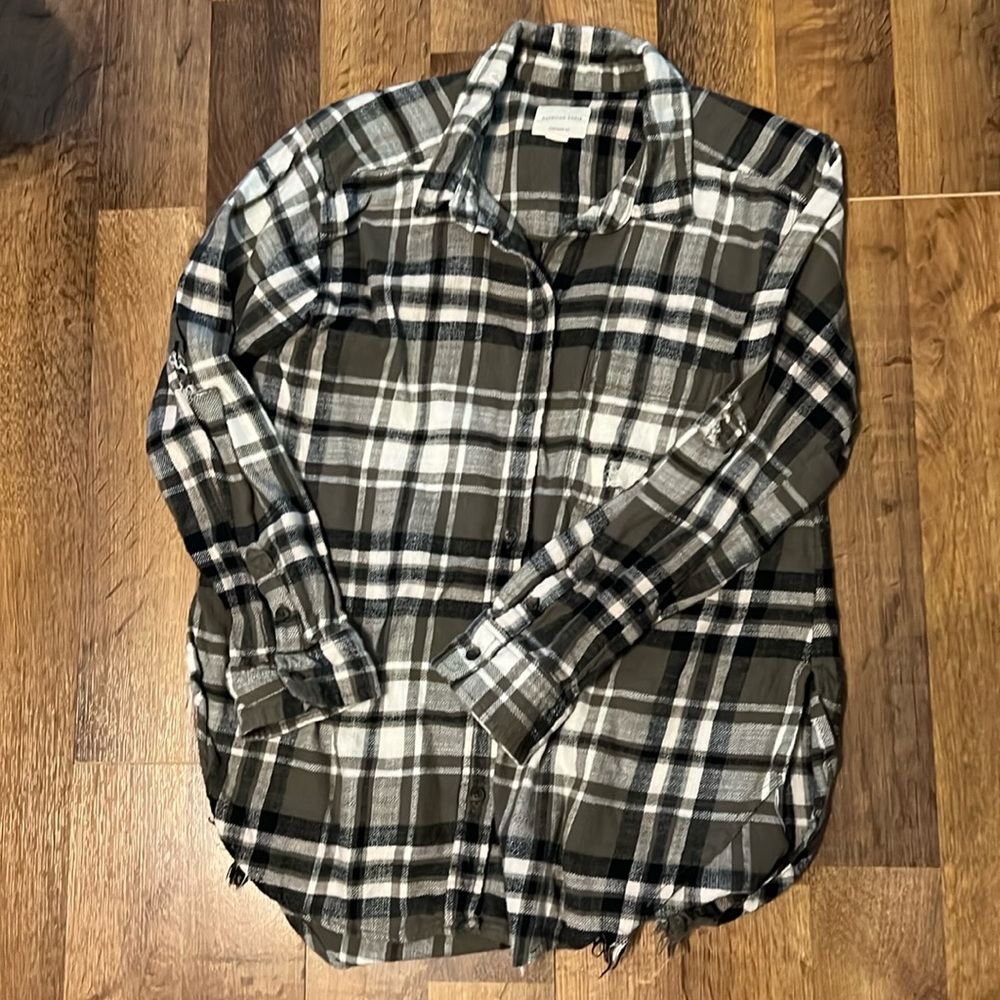 American Eagle Distressed Flannel - size med -olive green/black/cream